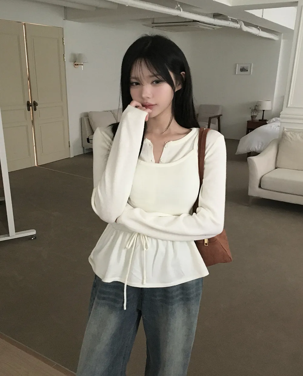 긴팔 티셔츠 모델 착용 이미지-S2L29