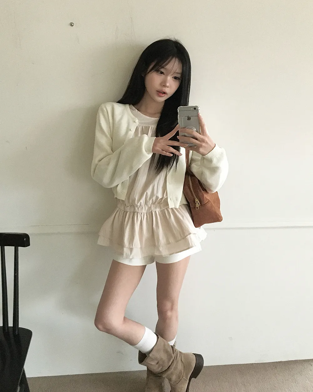 긴팔 티셔츠 모델 착용 이미지-S4L2