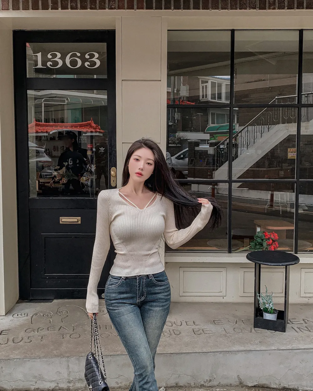 긴팔 티셔츠 모델 착용 이미지-S2L17