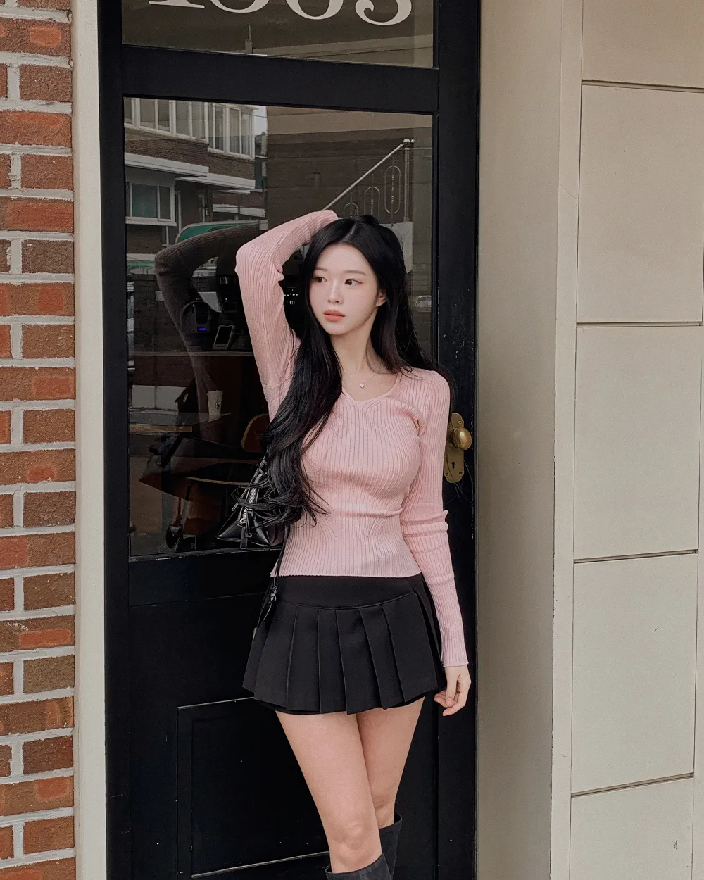 긴팔 티셔츠 모델 착용 이미지-S2L58