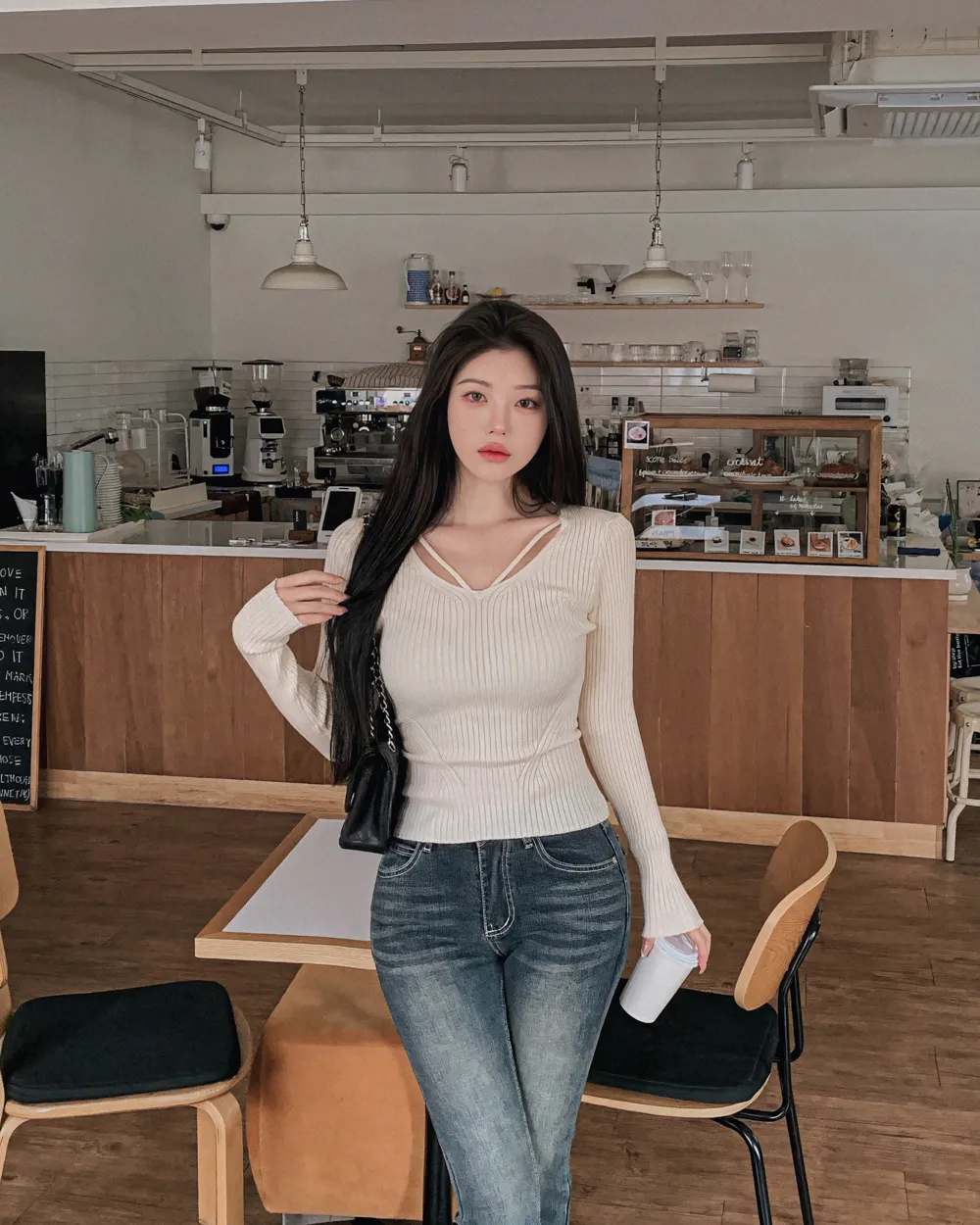 긴팔 티셔츠 모델 착용 이미지-S2L27