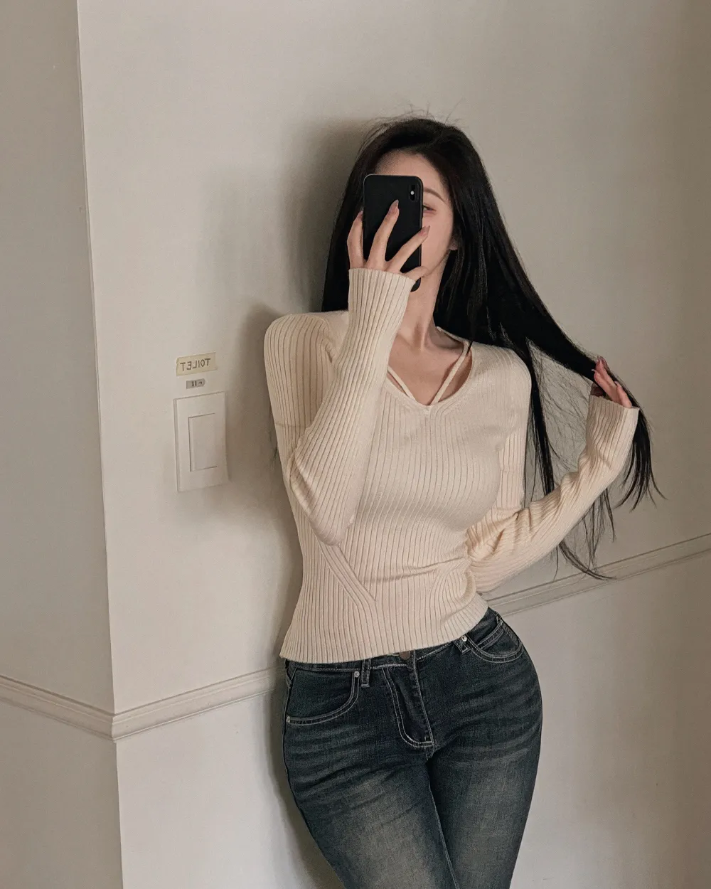 긴팔 티셔츠 모델 착용 이미지-S2L9