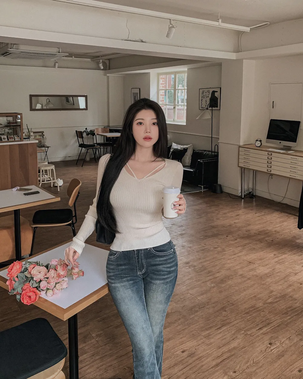 긴팔 티셔츠 모델 착용 이미지-S2L26