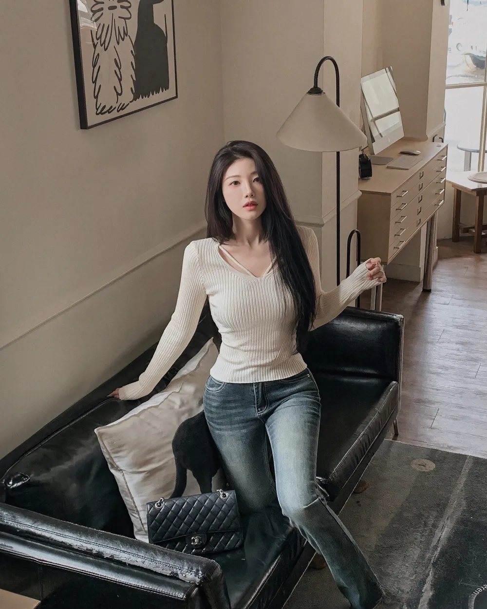 긴팔 티셔츠 모델 착용 이미지-S2L14