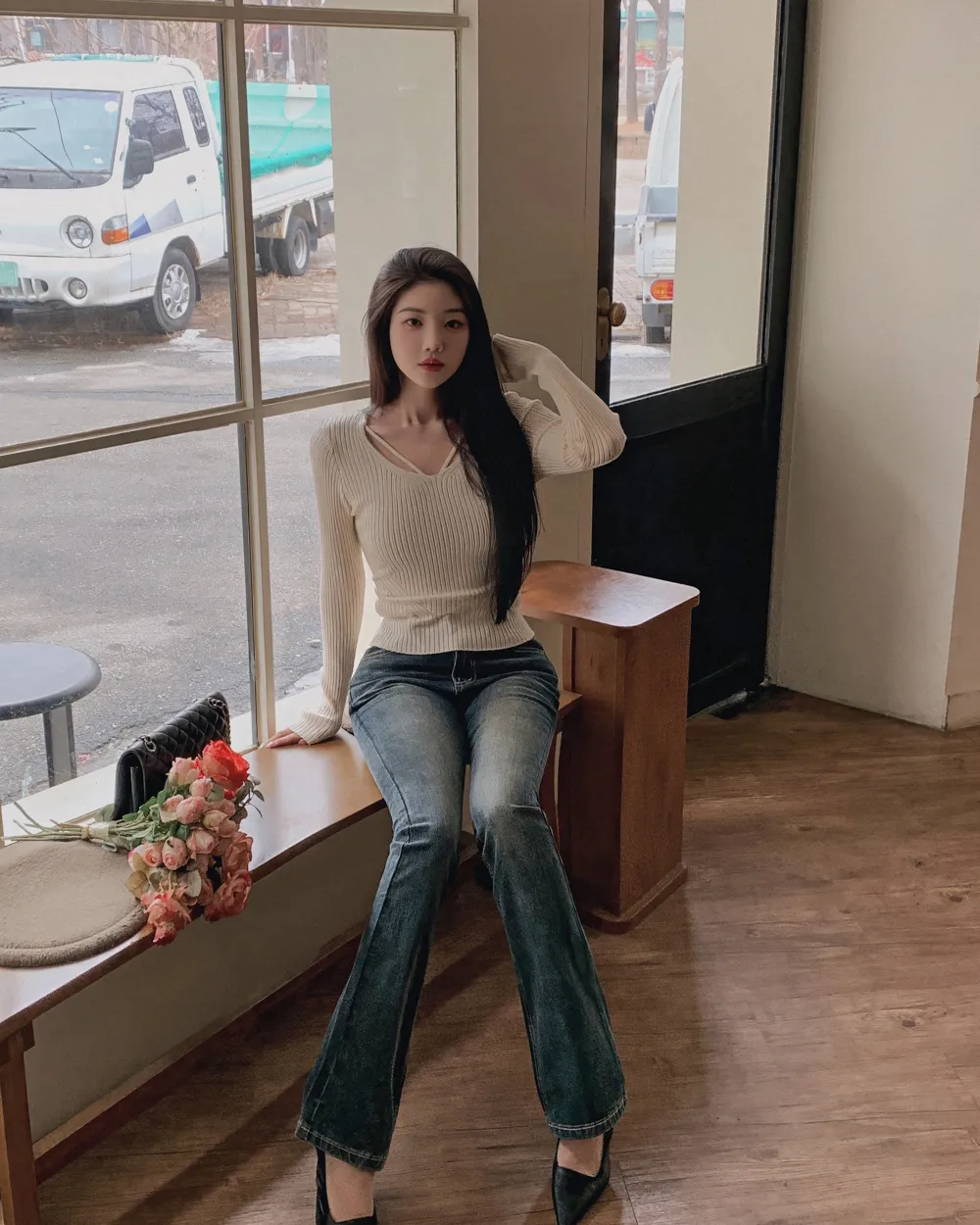 긴팔 티셔츠 모델 착용 이미지-S2L22