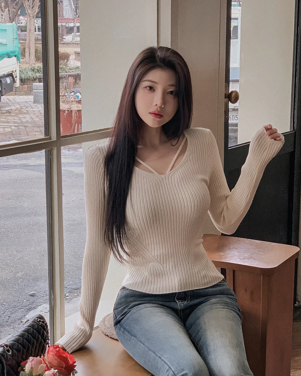 긴팔 티셔츠 모델 착용 이미지-S2L10