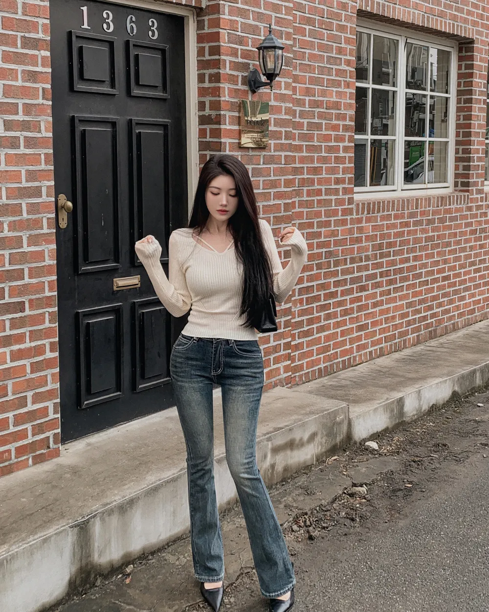 긴팔 티셔츠 모델 착용 이미지-S2L18