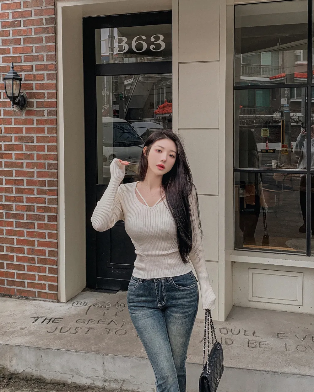 긴팔 티셔츠 모델 착용 이미지-S2L16