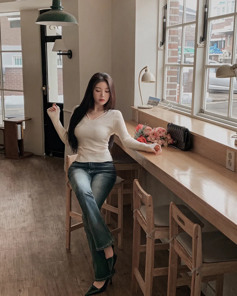 긴팔 티셔츠 모델 착용 이미지-S2L25