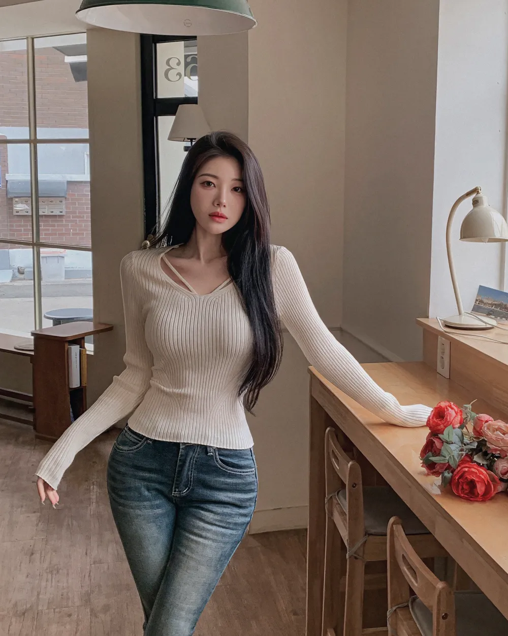 긴팔 티셔츠 모델 착용 이미지-S2L8