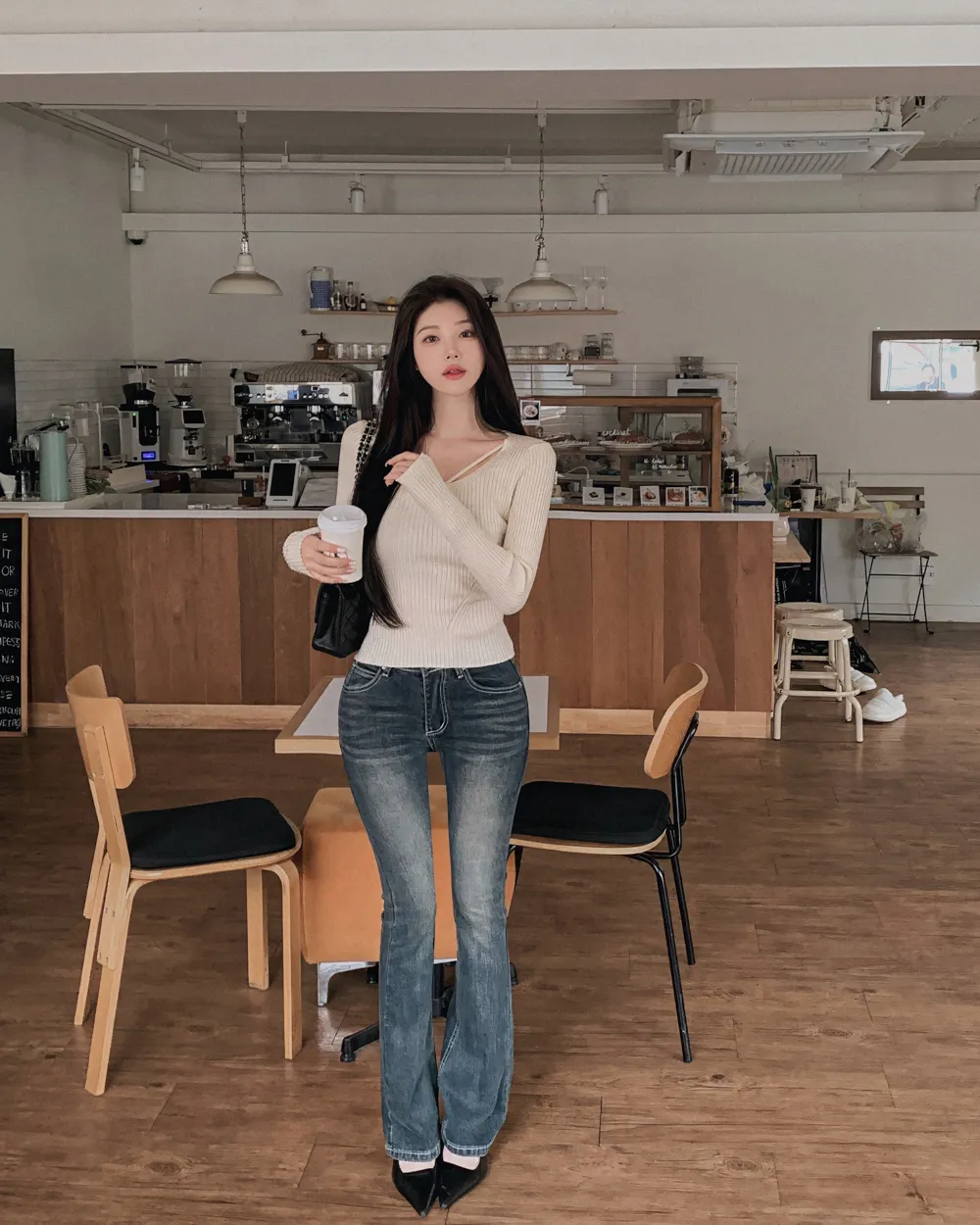 긴팔 티셔츠 모델 착용 이미지-S2L28