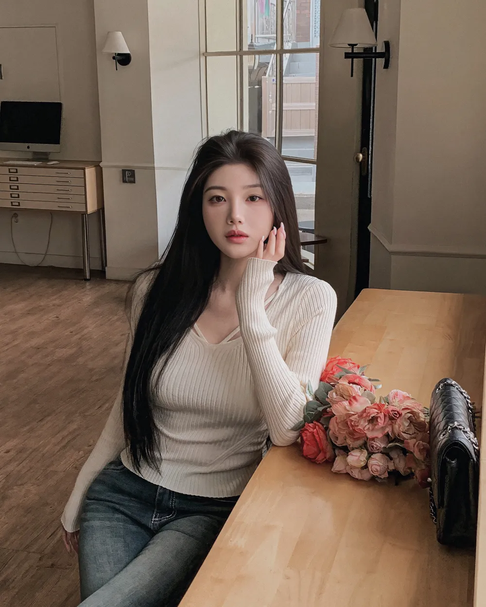 긴팔 티셔츠 모델 착용 이미지-S2L12