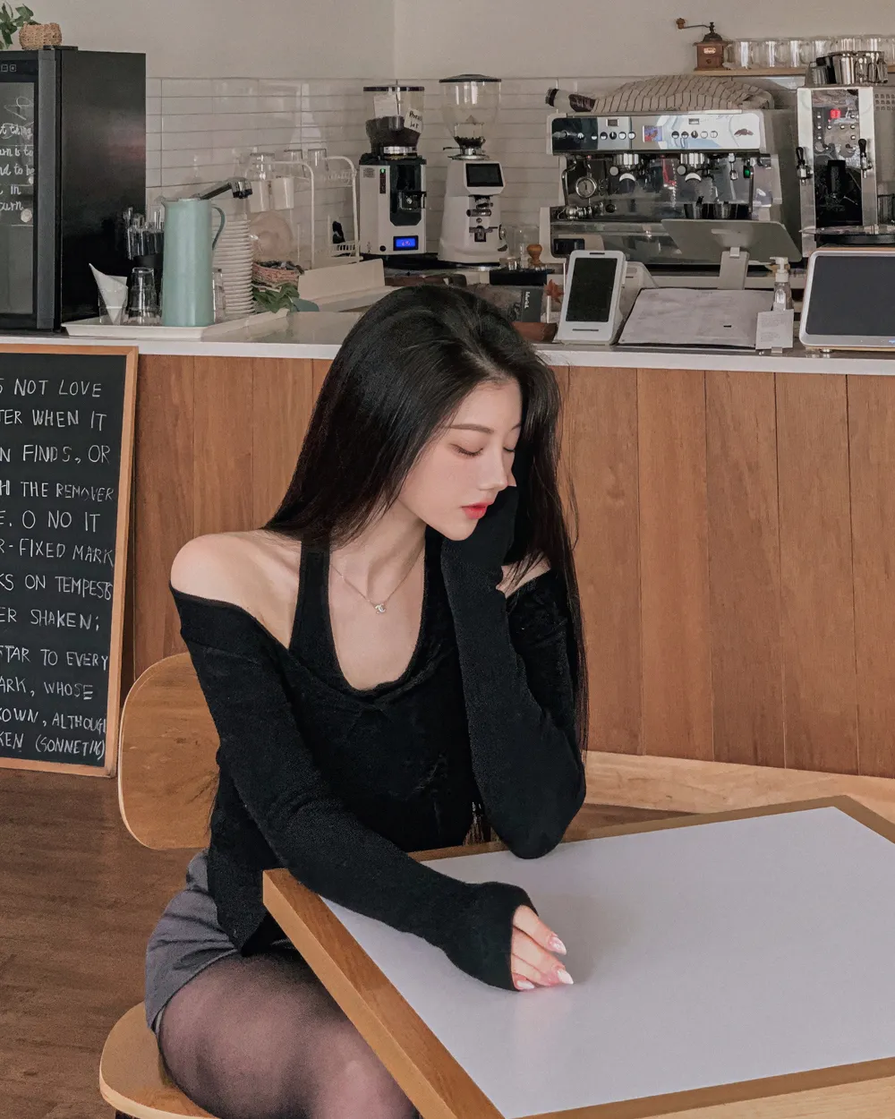 반바지 모델 착용 이미지-S1L60