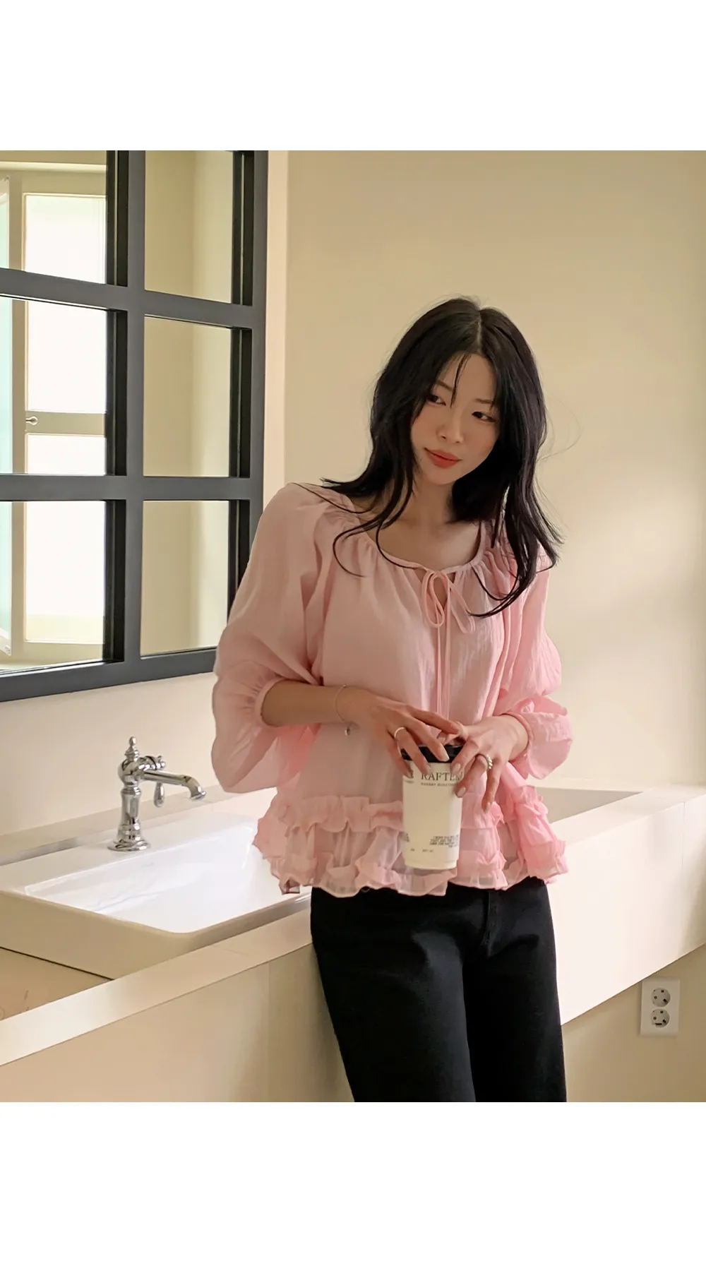 로시엔 세미루즈핏 프릴 스트랩 블라우스