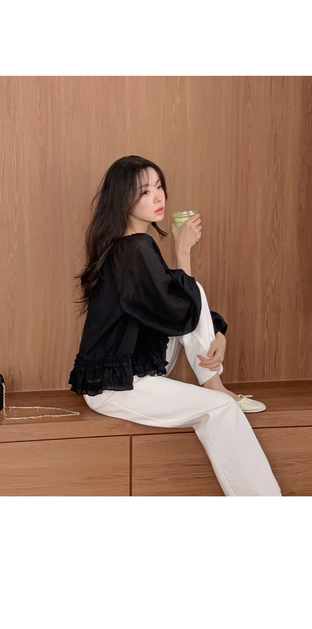 로시엔 세미루즈핏 프릴 스트랩 블라우스