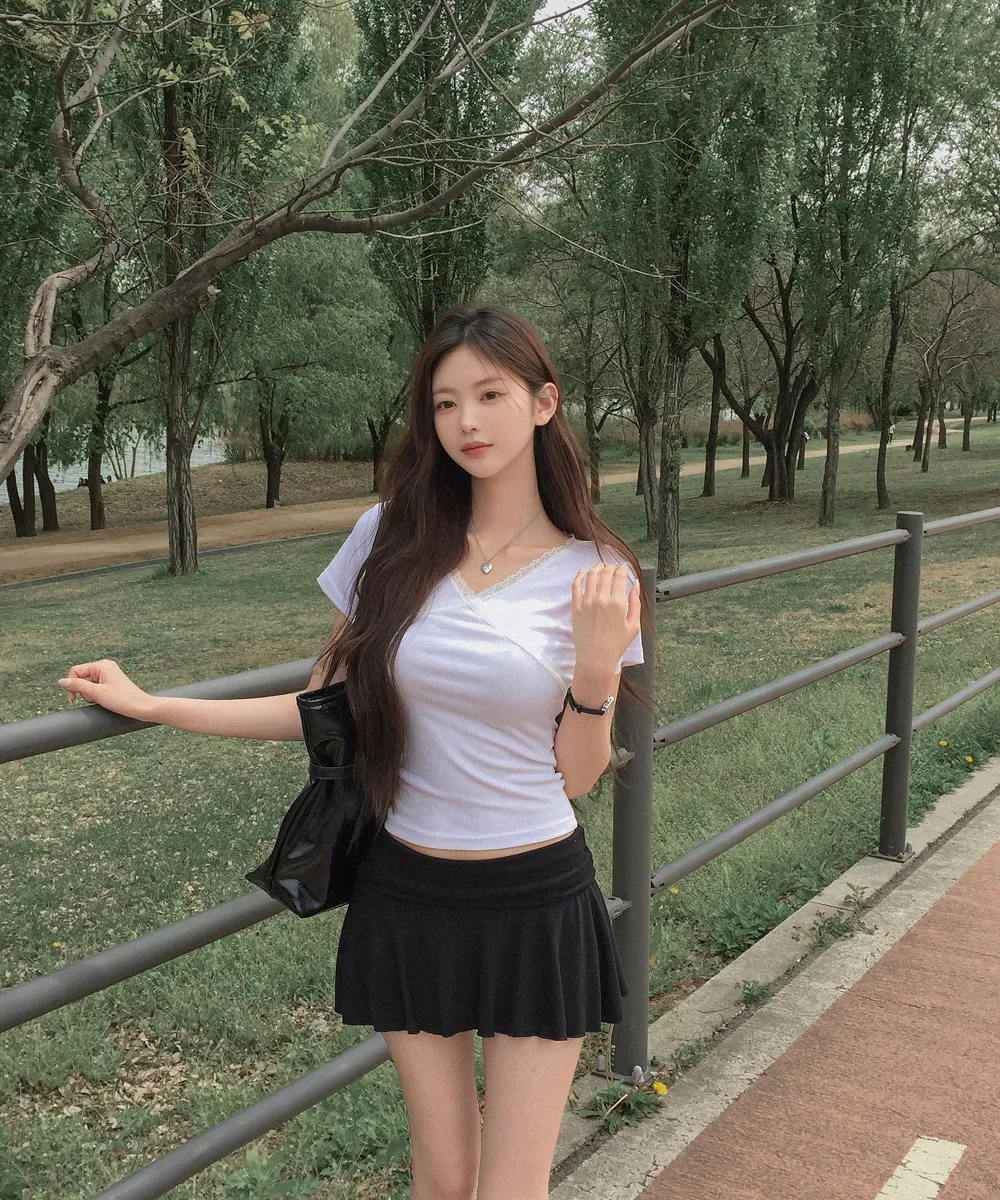 미니 스커트 모델 착용 이미지-S2L9