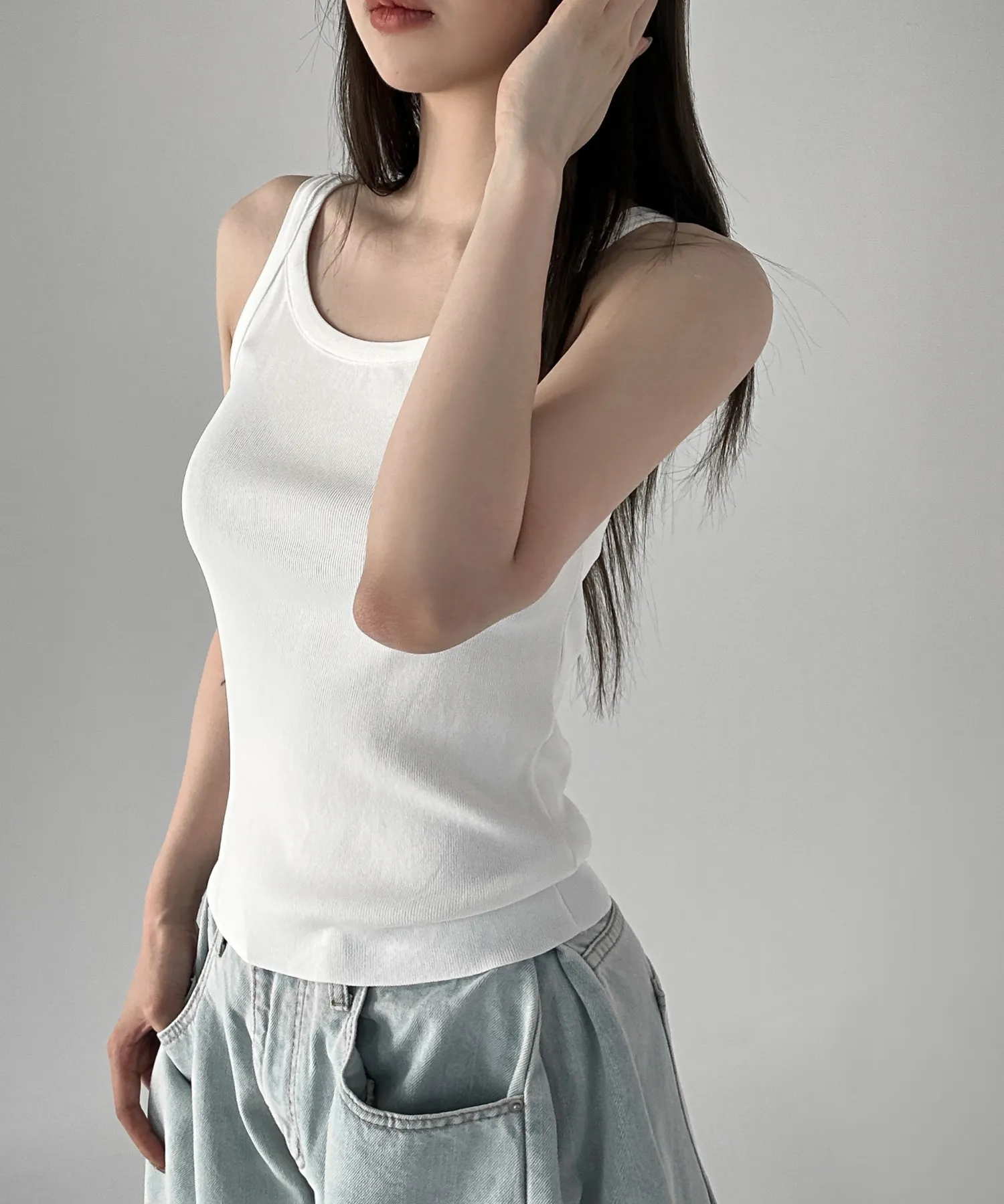 민소매 모델 착용 이미지-S1L22