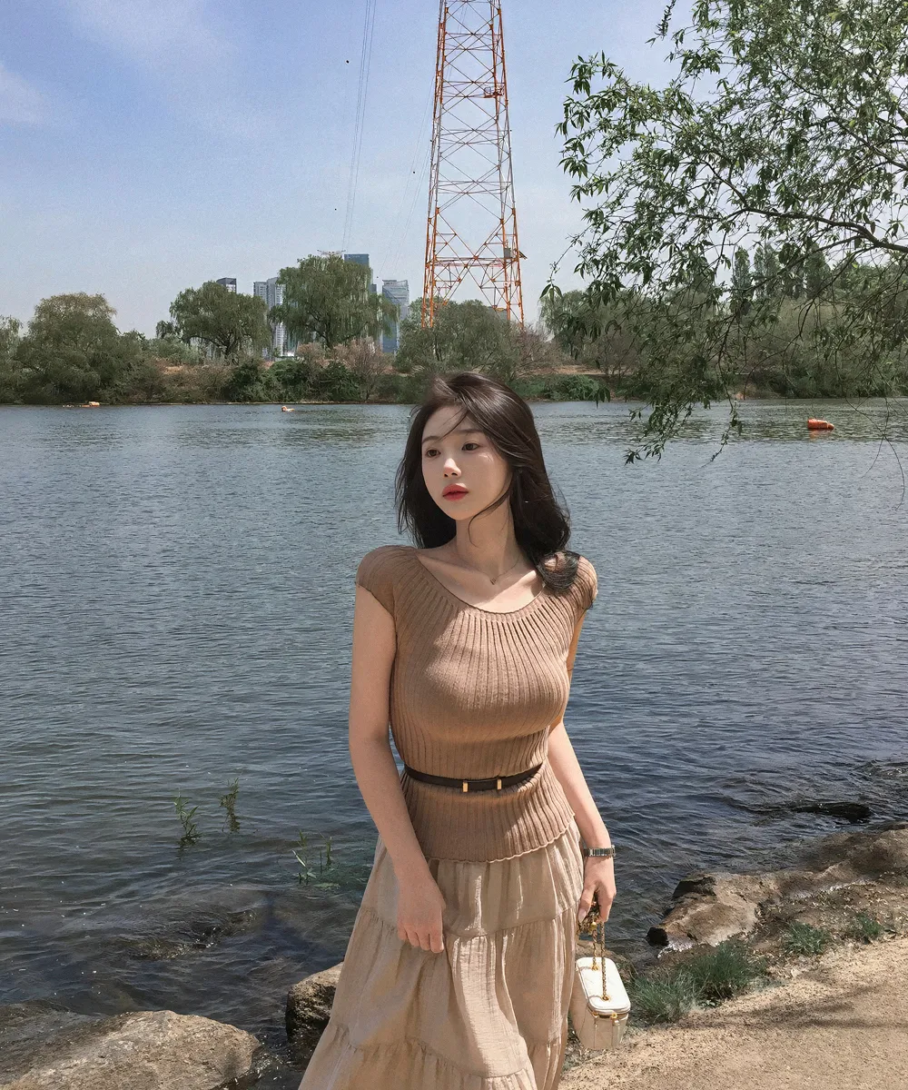 민소매 모델 착용 이미지-S2L18