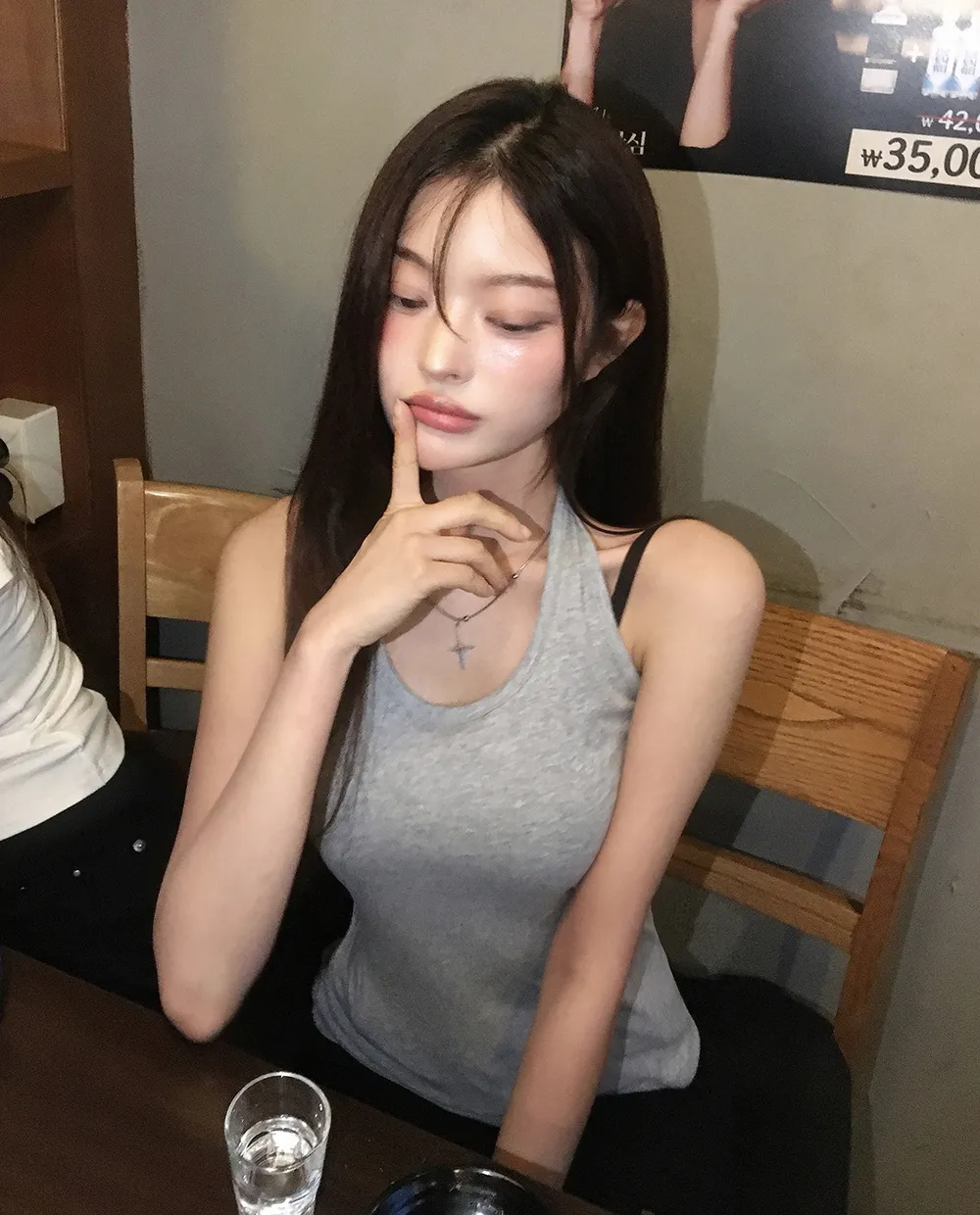 민소매 모델 착용 이미지-S2L37