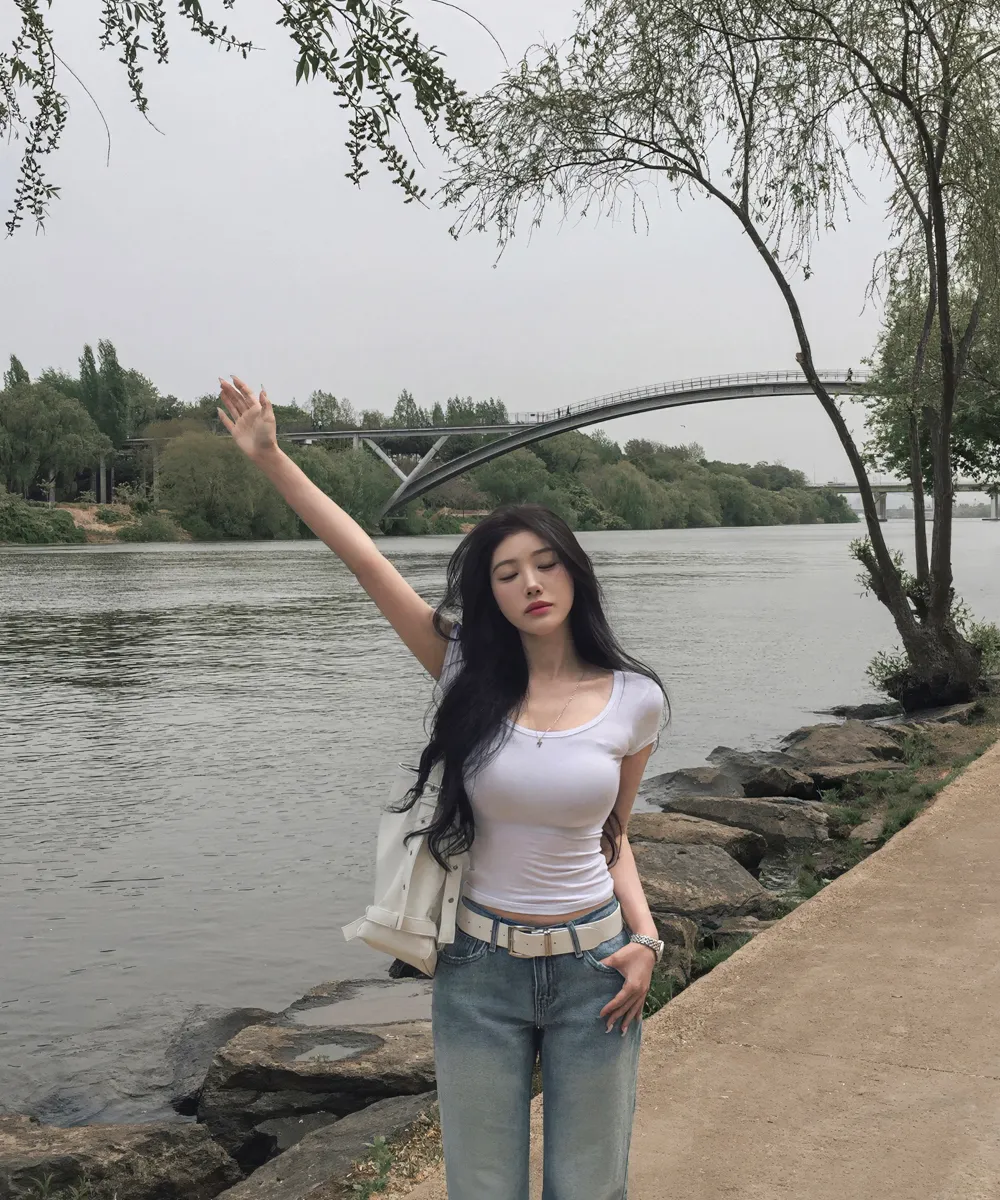 민소매 모델 착용 이미지-S2L8