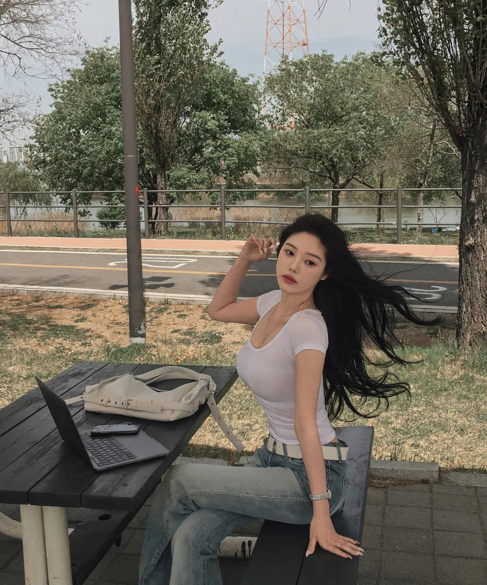민소매 모델 착용 이미지-S2L11