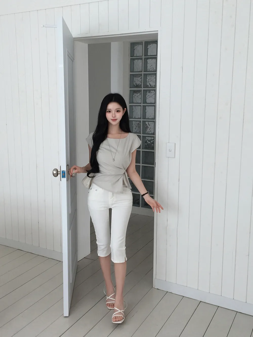 민소매 모델 착용 이미지-S1L26