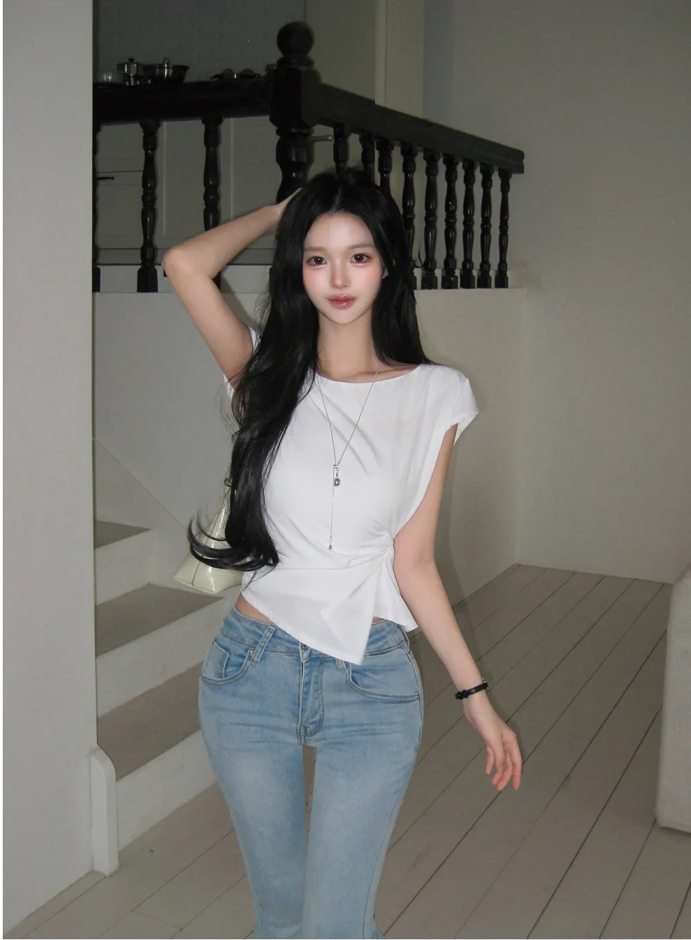 민소매 모델 착용 이미지-S1L4