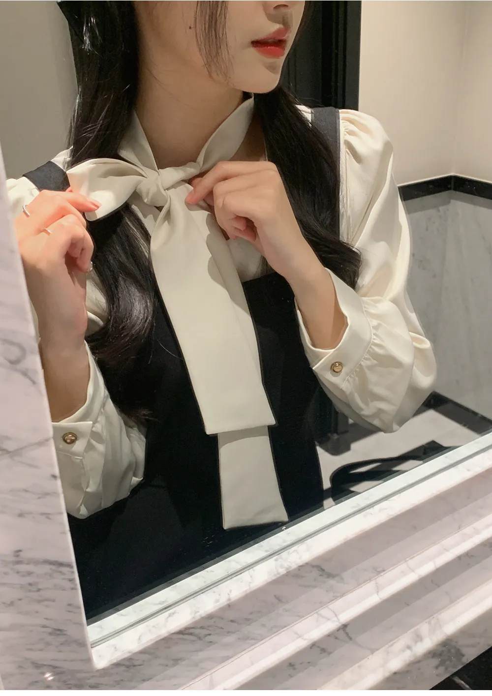 레나 라운드 타이 퍼프 블라우스