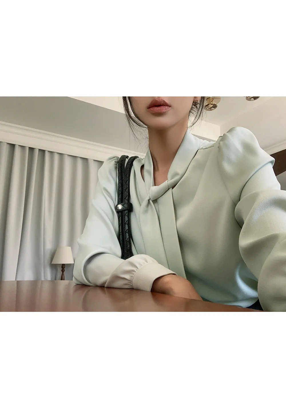 레나 라운드 타이 퍼프 블라우스