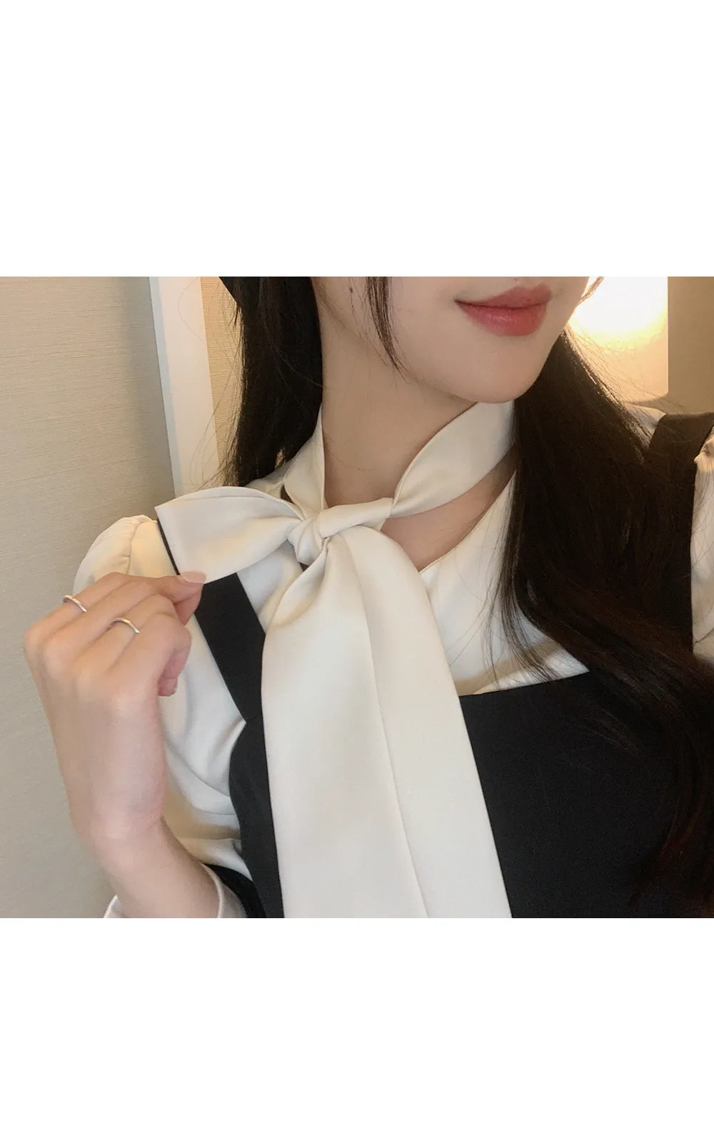 레나 라운드 타이 퍼프 블라우스
