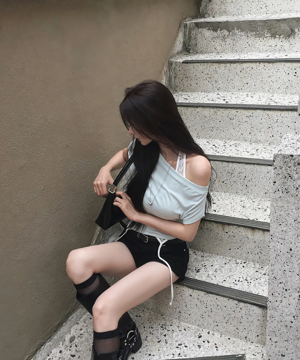 반팔 티셔츠 모델 착용 이미지-S4L61