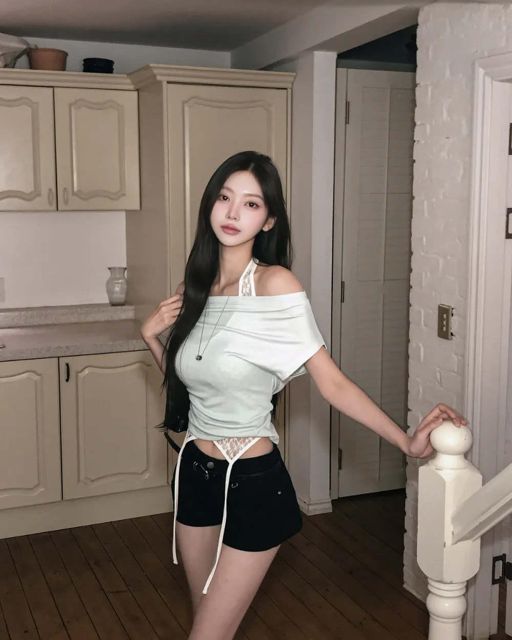 반팔 티셔츠 모델 착용 이미지-S4L55