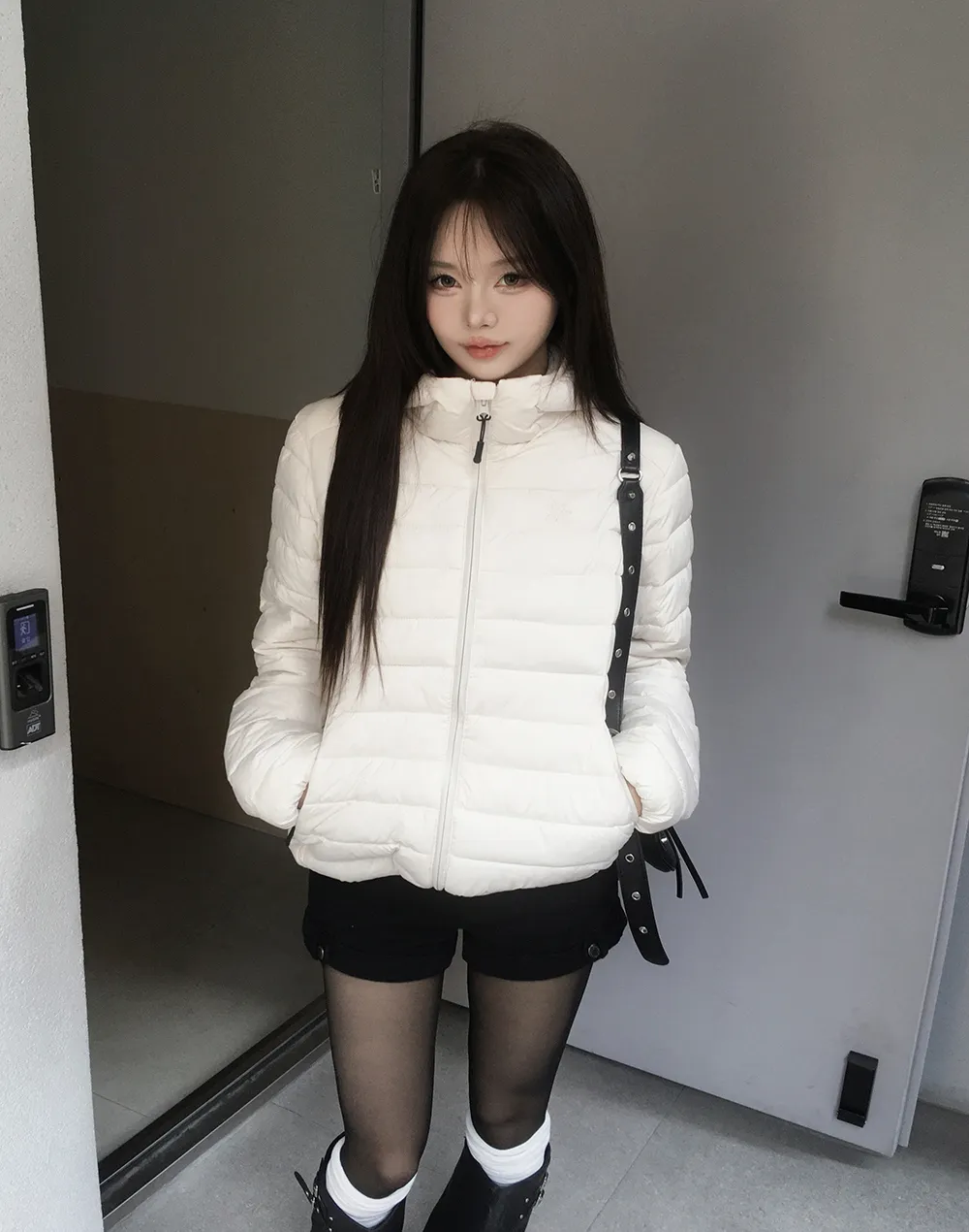 패딩 모델 착용 이미지-S2L30