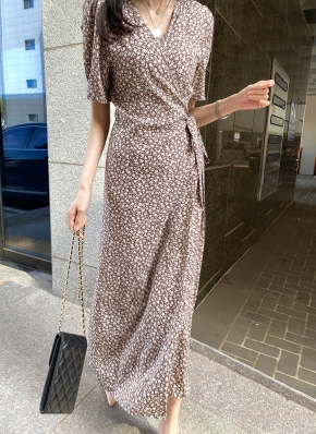 ネイビーカラー×パープル花柄刺繍のプリンセスラインステージ