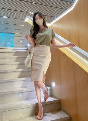 【KAREN MILLEN】バックルディテールプリーツミディスカート KAREN MILLEN Buckle Detail Pleated Crepe Midi Skirt in Brown