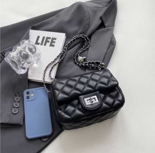 レトロ キルティング ミニバッグ チェーン 2WAY 美品 2WAYバックルキルティングチェーンミニバッグ | レディース