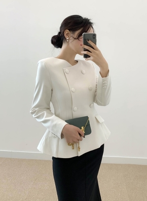 FENDI 女優デコルテラインダブルペプラムジャケット くるみダブルボタンペプラムジャケット | レディース